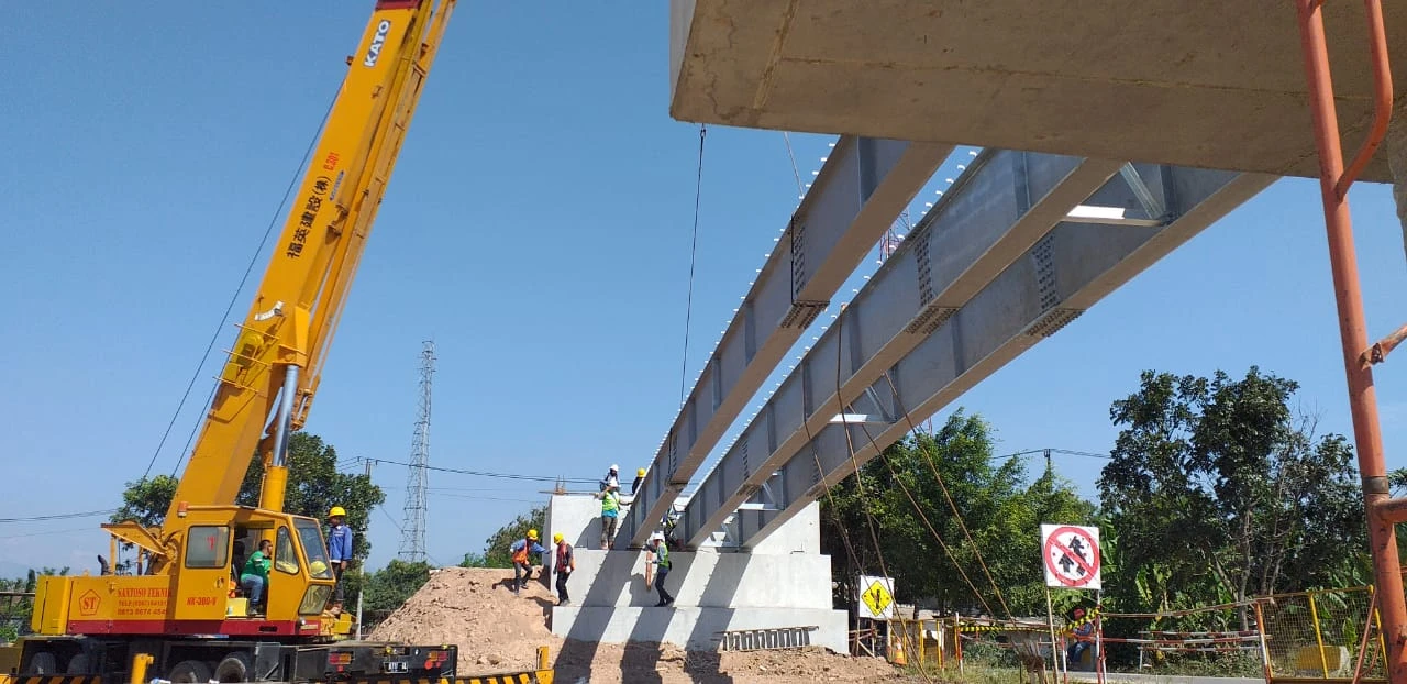 Galeri Proses Erection Jembatan Kereta Cepat Bandung - Rangka Jembatan - Wasaka Tomo Engineering